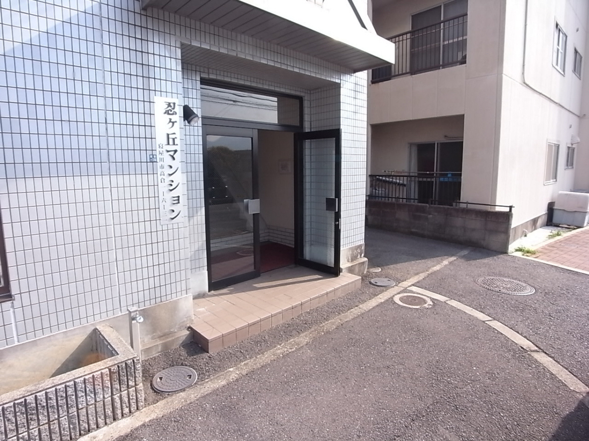忍ヶ丘マンションのエントランス