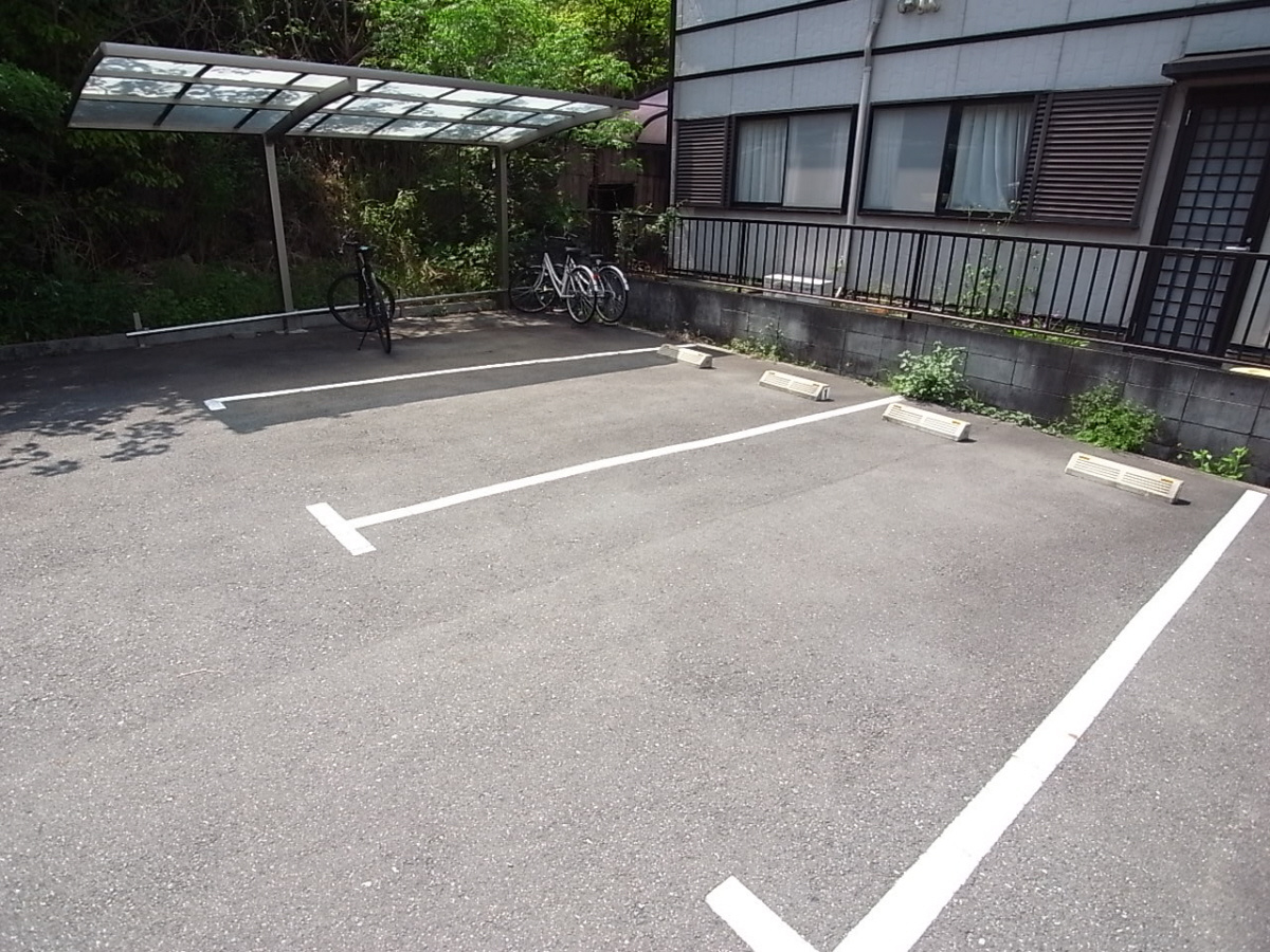 セラフィーメゾン東香里園の駐車場