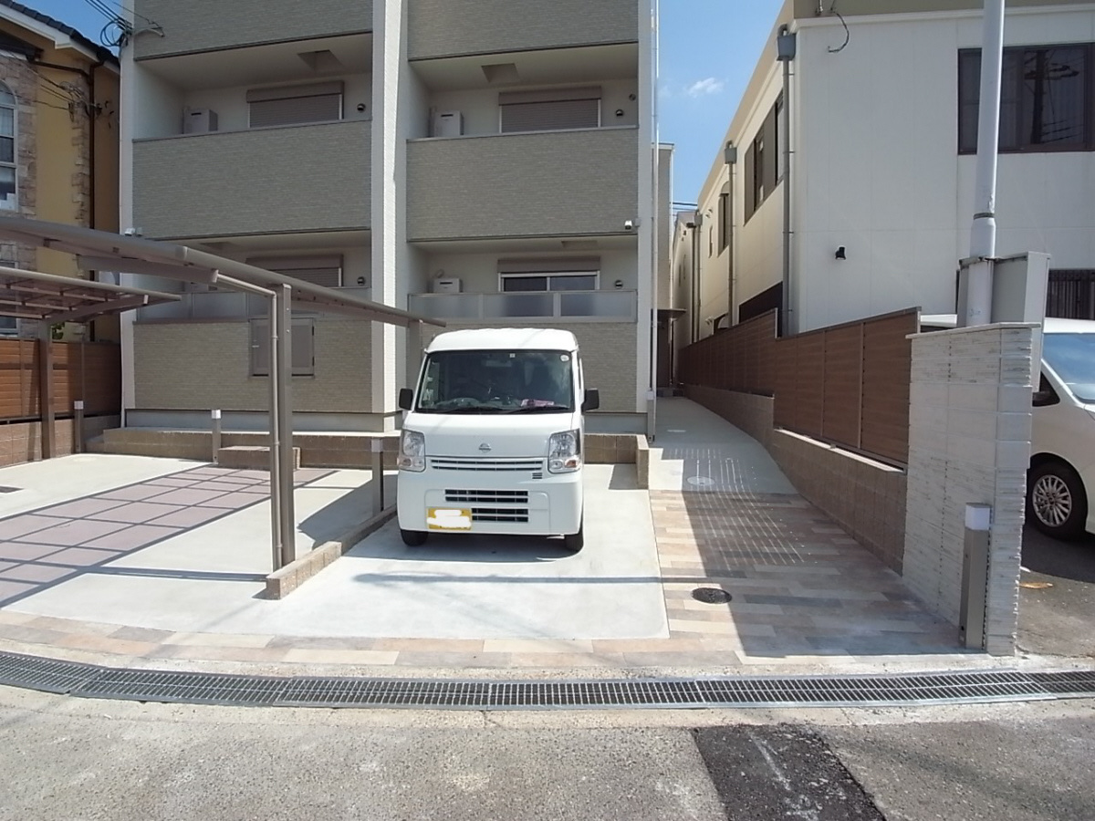 クリエオーレ明和の駐車場
