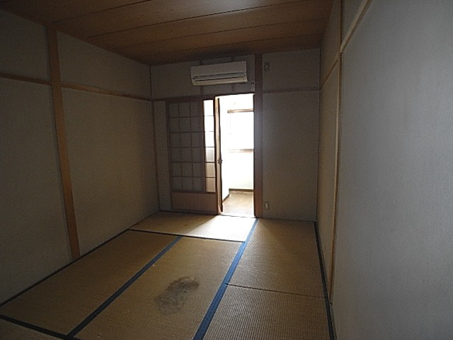 新家ハイツのエントランス