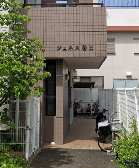 ジュネス春日の駐車場
