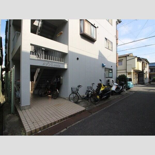 メゾン・ルイの駐車場
