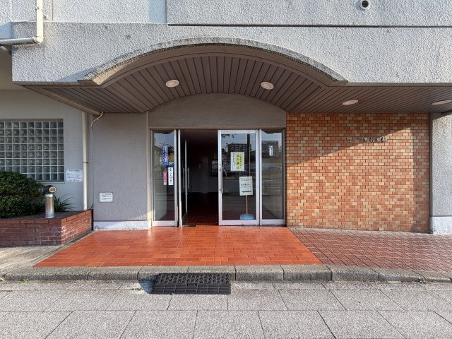 コープ野村東桜のエントランス