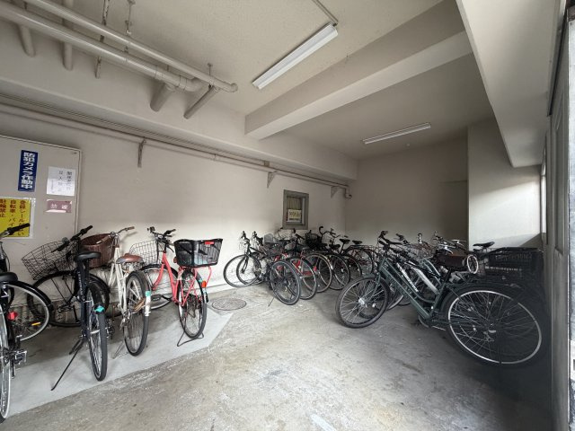 コープ野村東桜の駐輪場
