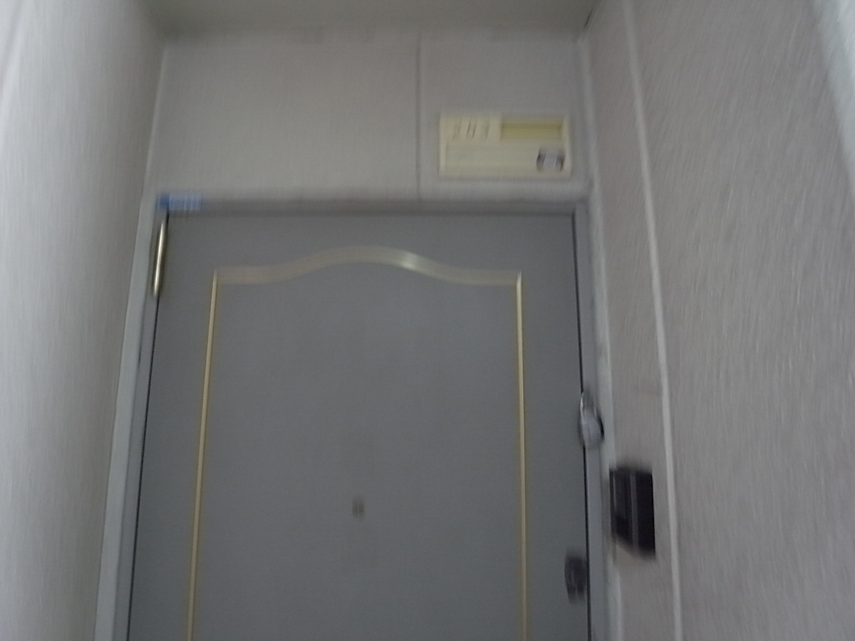 羊燈館メゾン香里園緑町の玄関