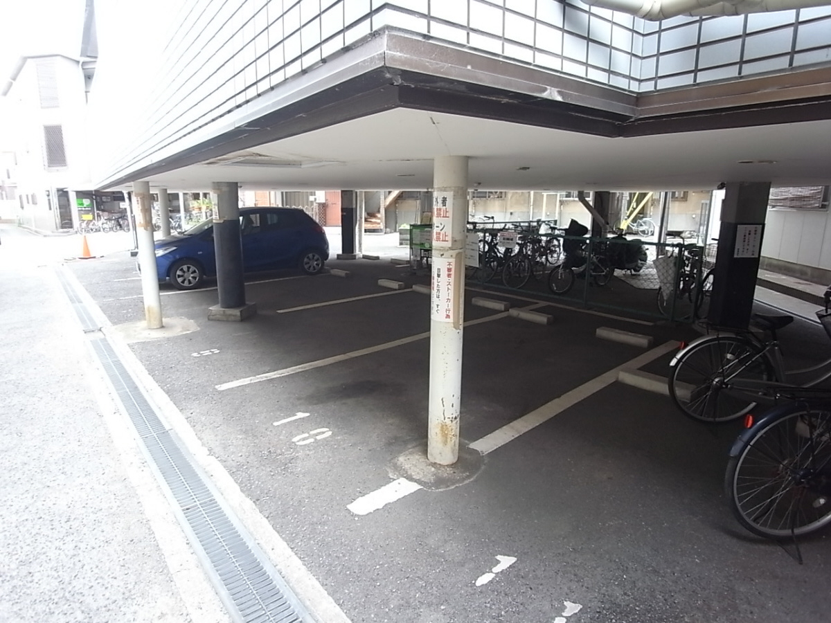 桜園ロイヤルライフの駐車場