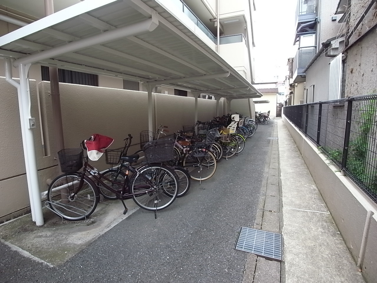 バーンフリート寝屋川の駐車場