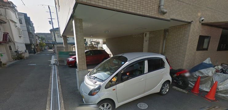 ドミール春日の駐車場