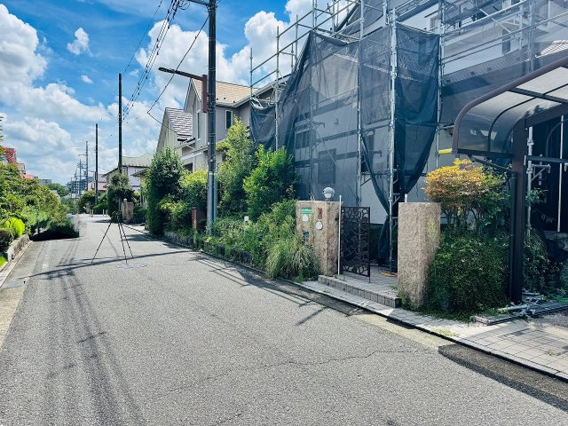 八王子市　城山手　中古戸建ての前面道路含む現地写真|～北側5ｍ道路に面しています～