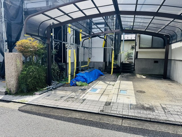 八王子市　城山手　中古戸建ての駐車場|～カーポート付き　並列2台駐車可能です～