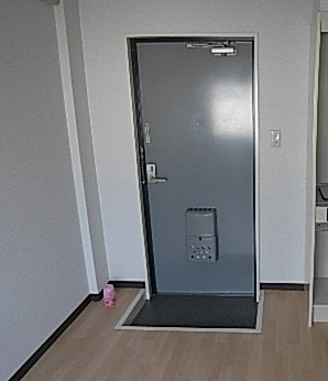 住地八坂マンションの玄関