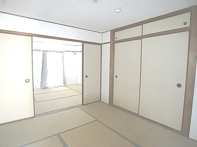 岡田マンションの洋室