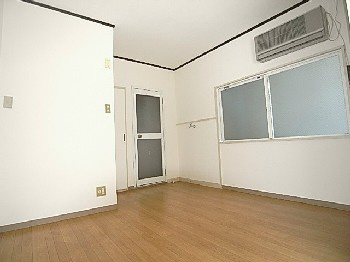 クアルト香里園の洋室