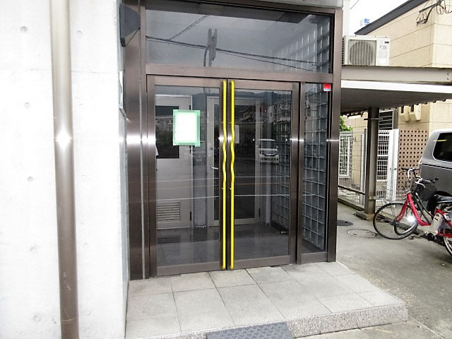 フラットカキノキのエントランス