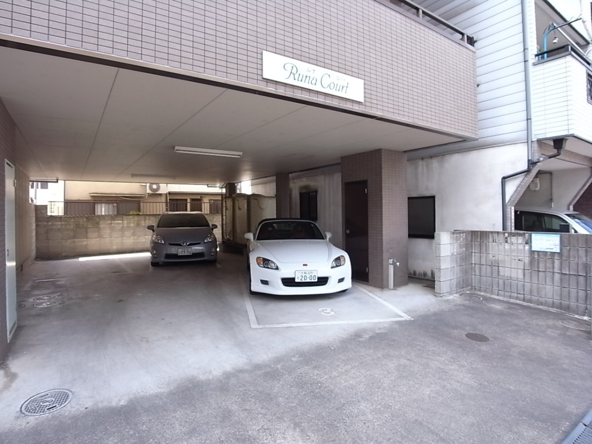 ルナコートの駐車場