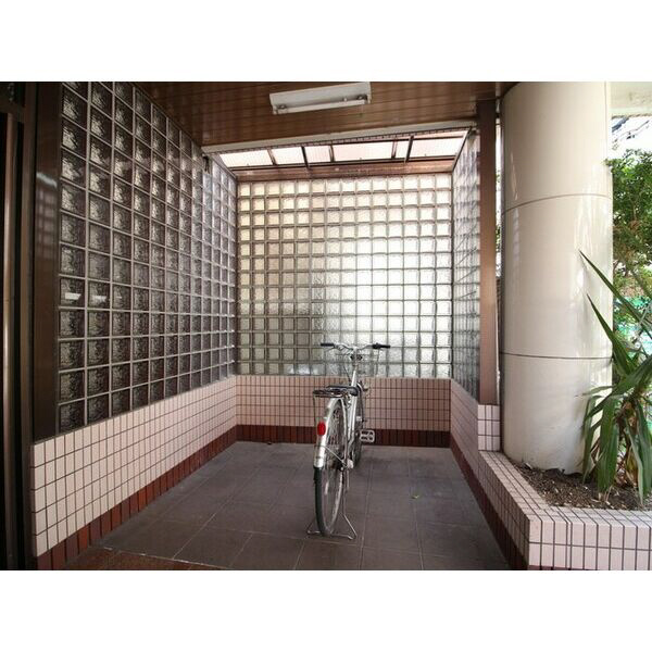 イーストパレス萱島の駐車場