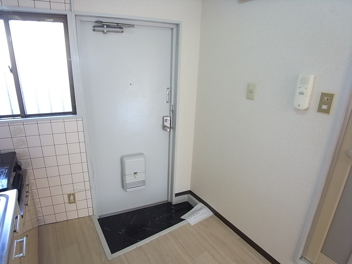 発春八坂ハイツの玄関