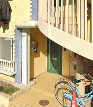 田井町マンションの玄関
