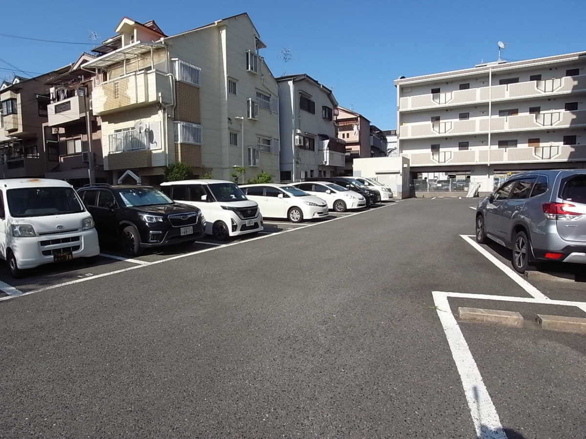 ヴィルヌーブエストの駐車場