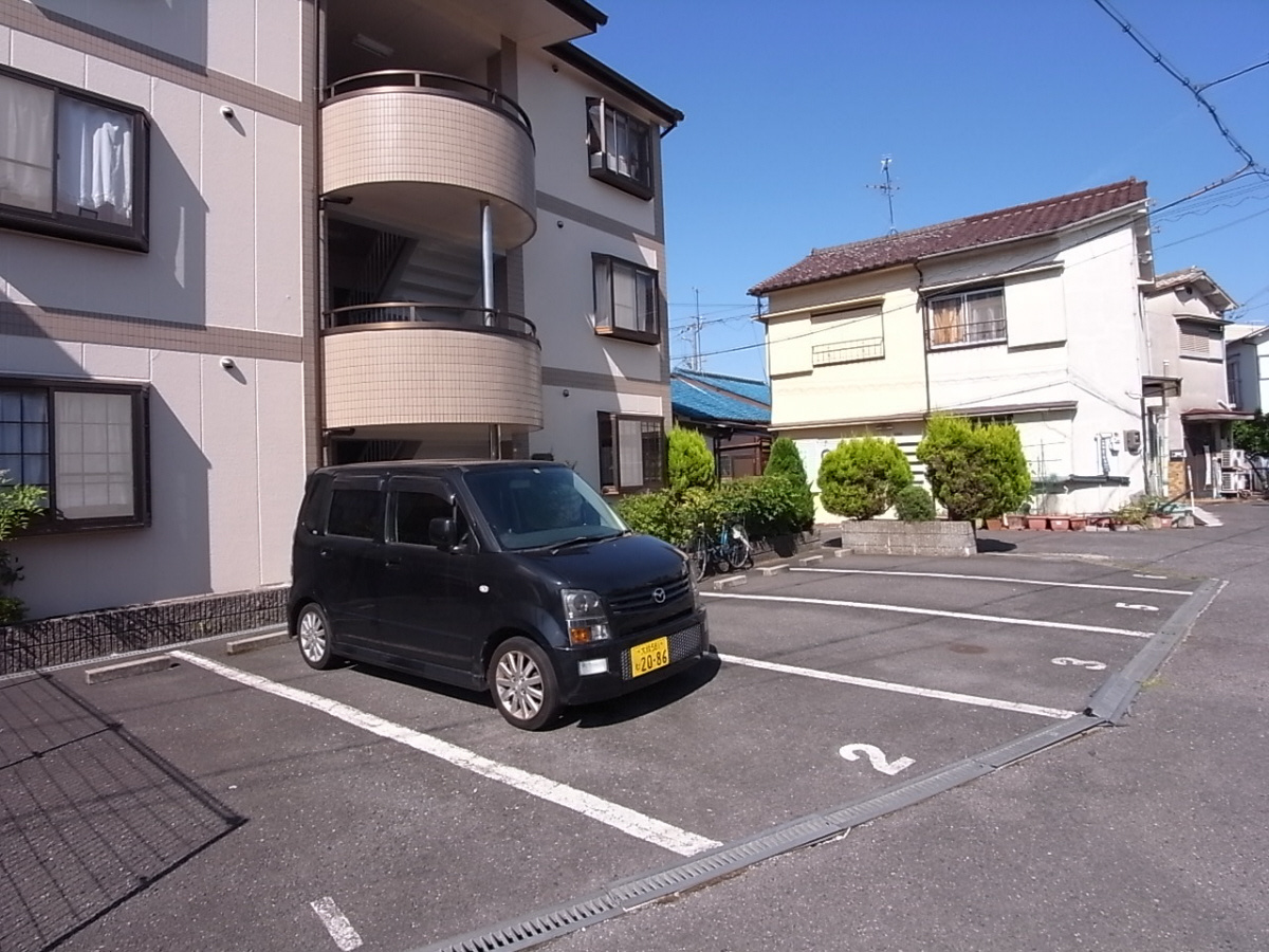 プライム高柳の駐車場
