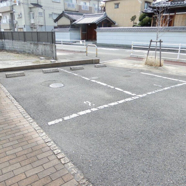 メゾンドヴェールの駐車場