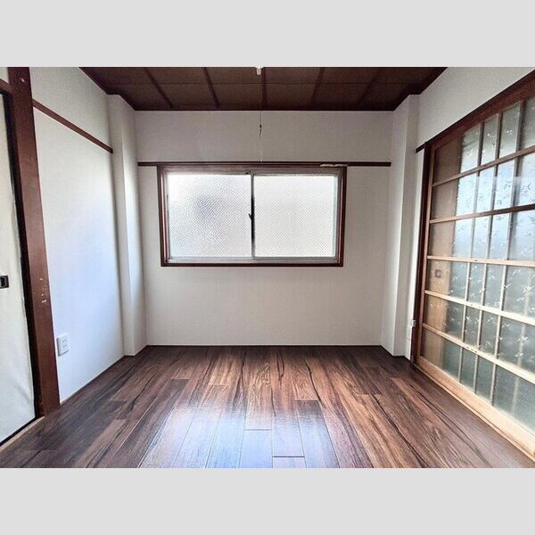 春日マンションの洋室