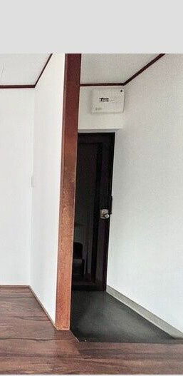 春日マンションの玄関