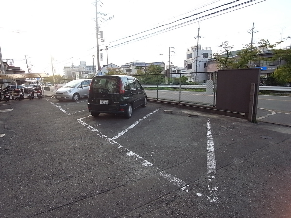 香里コーポ百合の駐車場