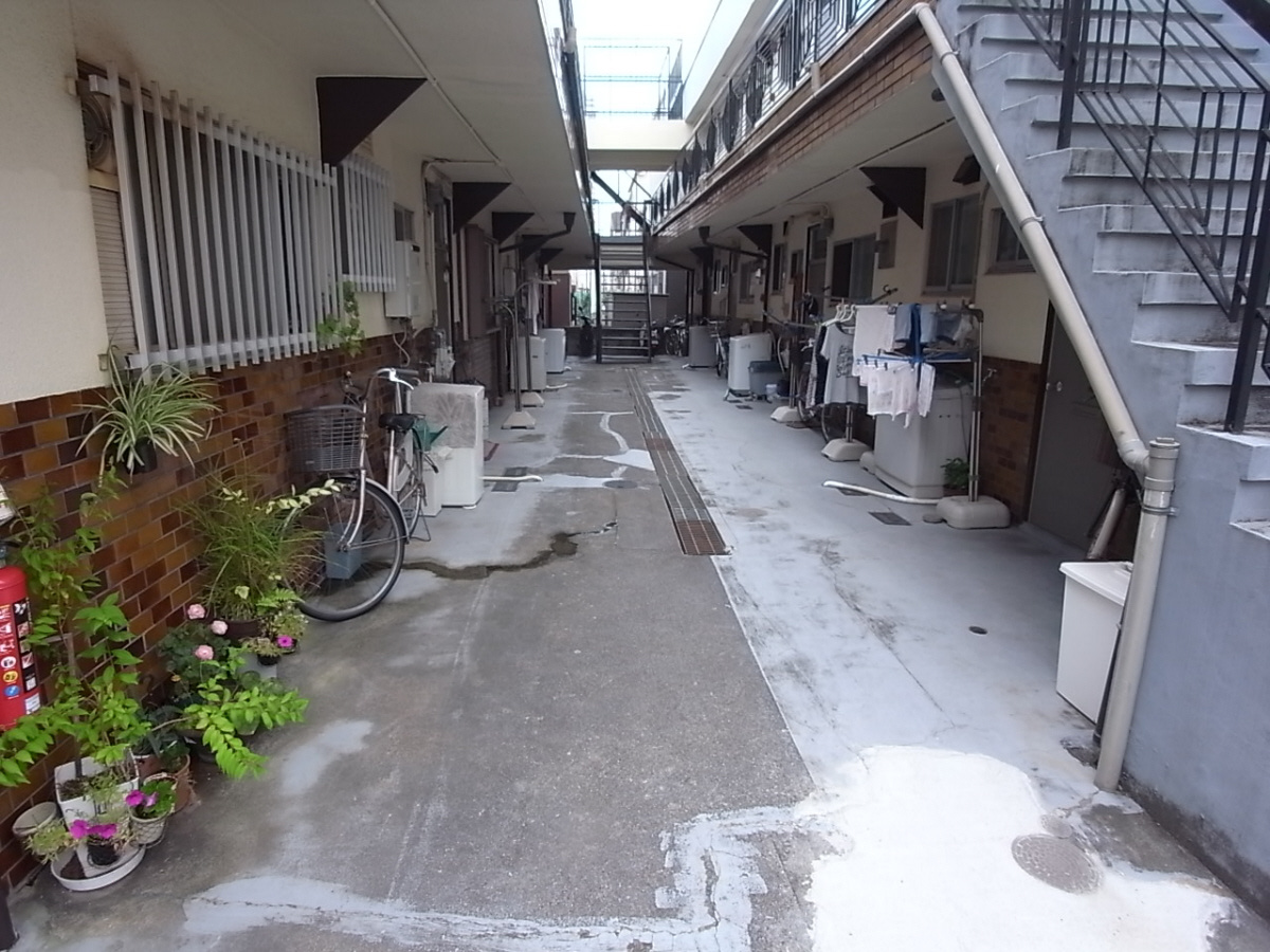 香里園森岡マンション1号棟のエントランス