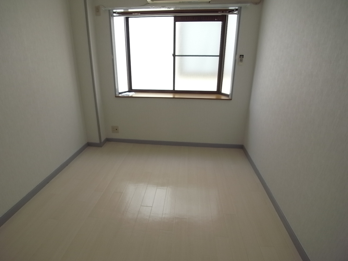 エムハイツ津の辺の洋室