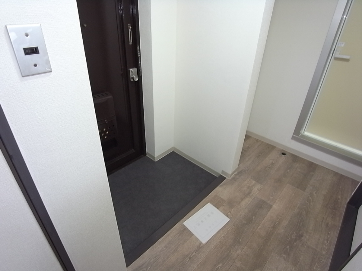 寿マンションの玄関