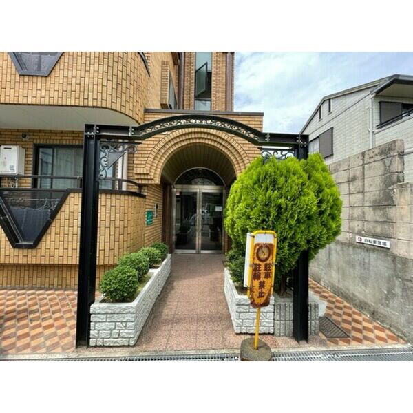 フリーディオ寝屋川のエントランス