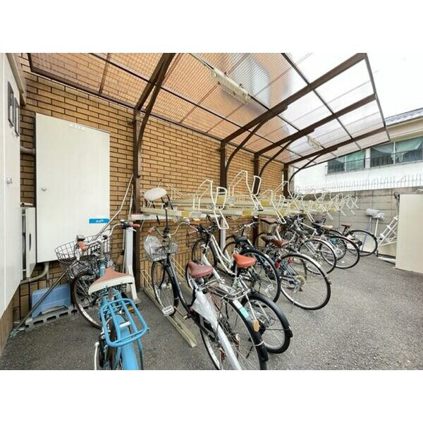 フリーディオ寝屋川の駐車場