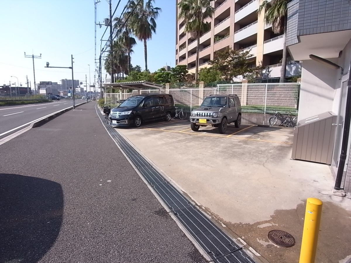 ロータリーマンション出口の駐車場