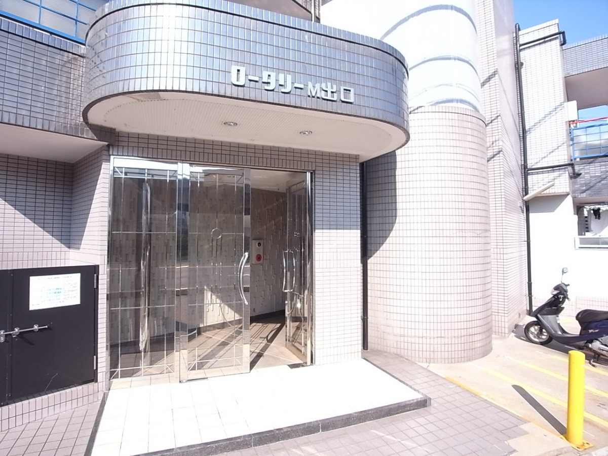 ロータリーマンション出口のエントランス