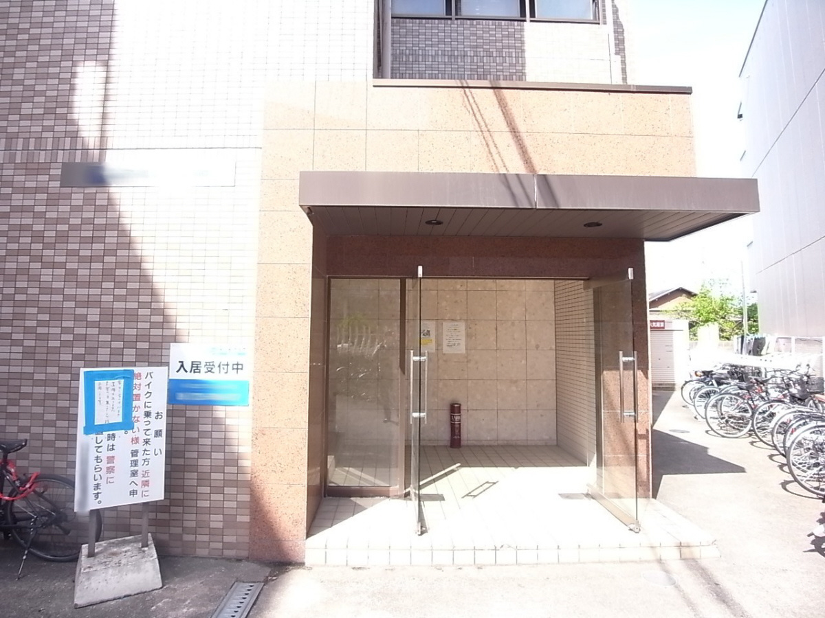 プレアール寝屋川高柳のエントランス