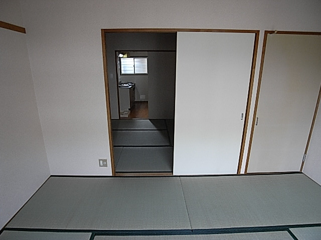 翠甲園ハイツのエントランス