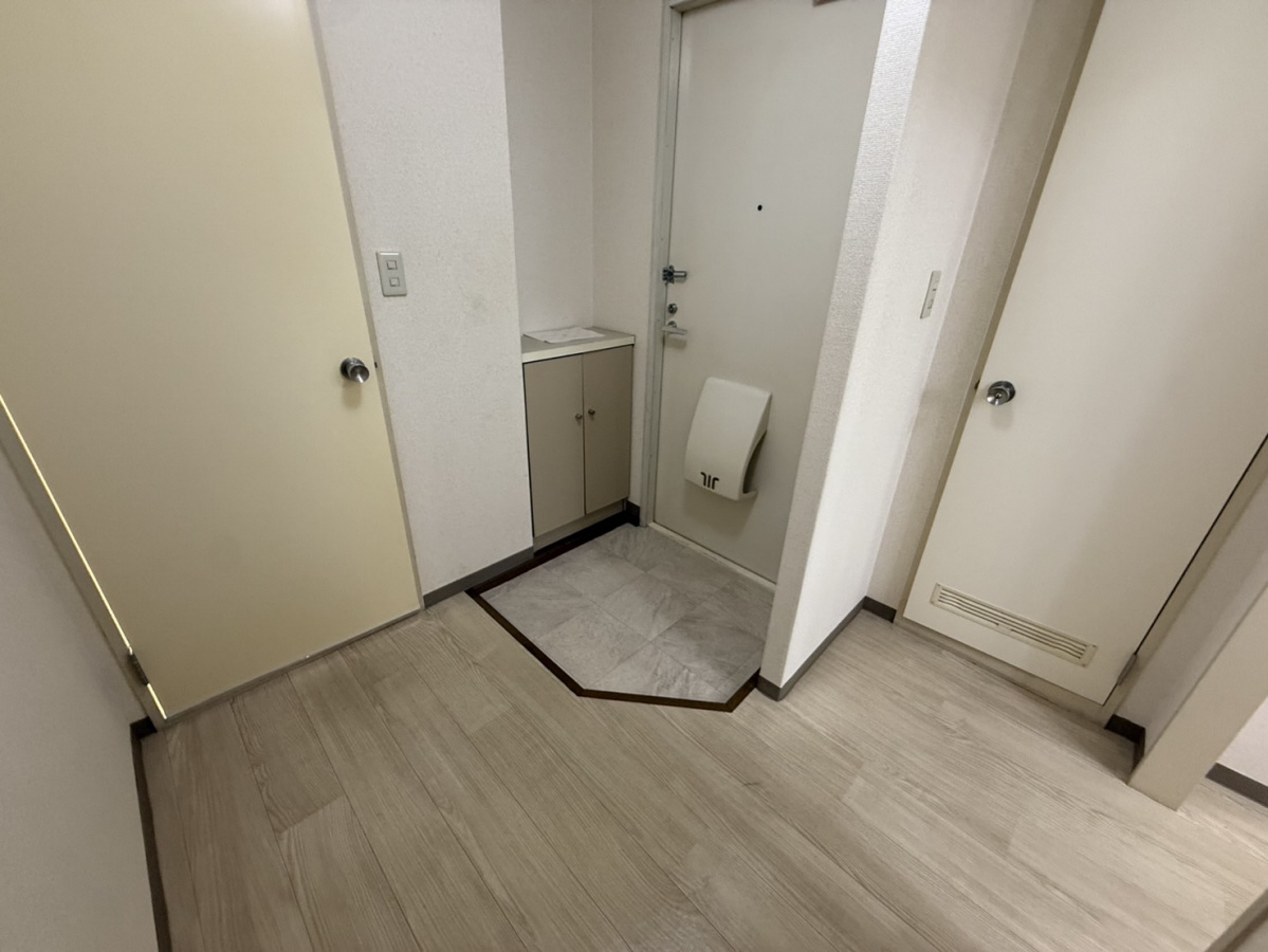 ハイツヒミコC棟の玄関