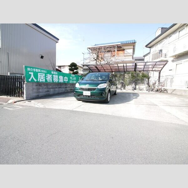 リバーハイツA棟の駐車場