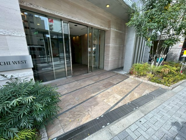 TLRレジデンス本町WESTのエントランス
