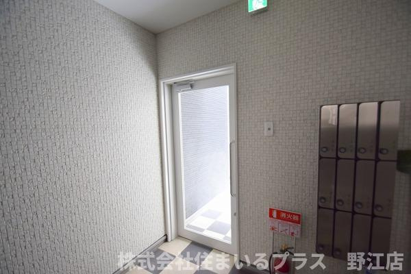 ディアコート中宮のエントランス