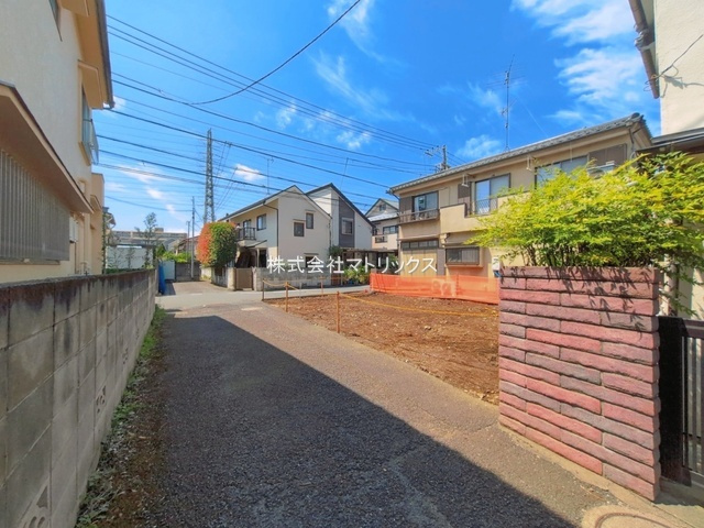 練馬区石神井台8丁目　西公道×南通路　建築条件なし　開放的な限定1区画の前面道路含む現地写真