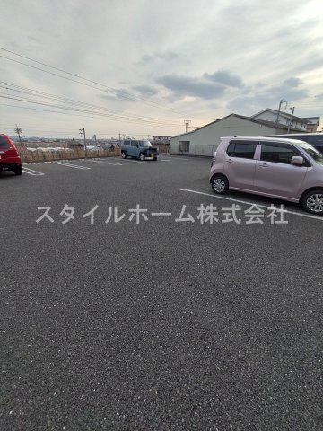 メルヴェーユの駐車場|別部屋写真です。