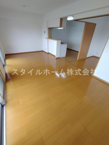 メルヴェーユの居間・リビング|別部屋写真です。
