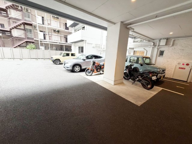 ロイヤルハイツの駐車場