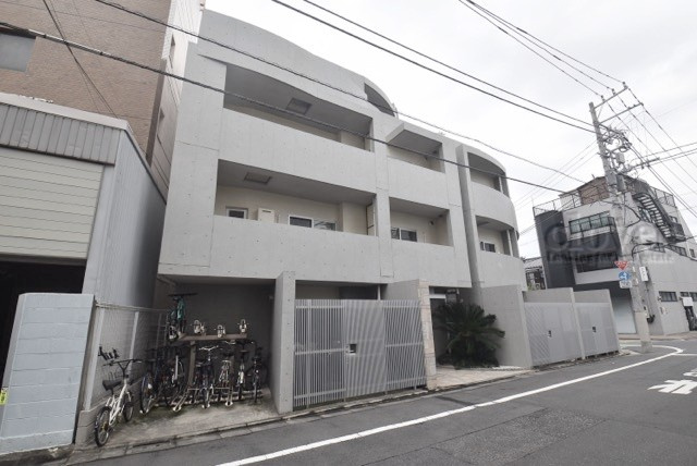 【外観】 | B CITY APARTMENT SHINJUKU NW | 手入れの行き届いた外壁やエントランスなど、「見ればわかる」レベルで清潔感を保ったマンションです。築年数を感じさせない姿で皆様をお出迎えします。～即日のご見学可能～　お問合せはお気軽にどうぞ。
