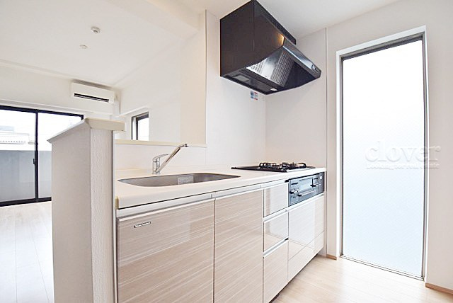 【キッチン】 | B CITY APARTMENT SHINJUKU NW | カウンター式のシステムキッチン。スッキリと見晴らしの良いキッチンで、気分よく調理や洗い物に精を出せそうですね。～即日のご見学可能～　お問合せはお気軽にどうぞ。