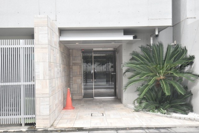【エントランス】 | B CITY APARTMENT SHINJUKU NW | オートロックを備えた、マンションのエントランス。やはりセキュリティの観点は欠かすことができません。皆様を“安全”に送り出し、出迎えてくれます。～即日のご見学可能～　お問合せはお気軽にどうぞ。
