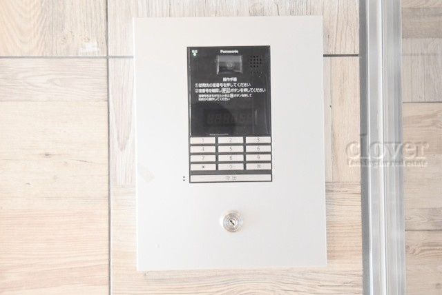 【防犯設備】 | B CITY APARTMENT SHINJUKU NW | モニター（カメラ）付きのオートロックが備えられています。建物のセキュリティ能力の高さは、欠かすことのできないチェックポイントになります。～即日のご見学可能～　お問合せはお気軽にどうぞ。
