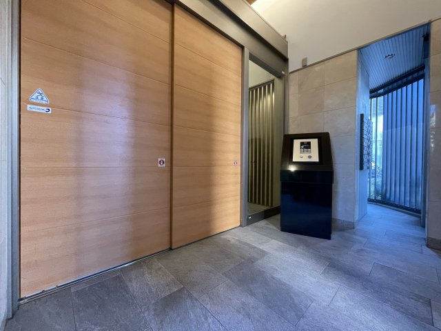 セレニティー大須のエントランス